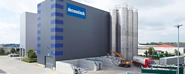 Зображення величезного сучасного заводу Deceuninck із силосами та логотипом